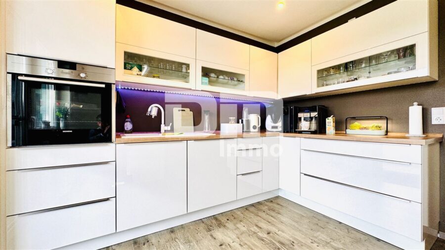 Hochwertig sanierte, ebenerdige Dreizimmerwohnung im EG mit Loggia + PKW-Stellplatz - Küche / Hochwertige EBK / Zugang Balkon